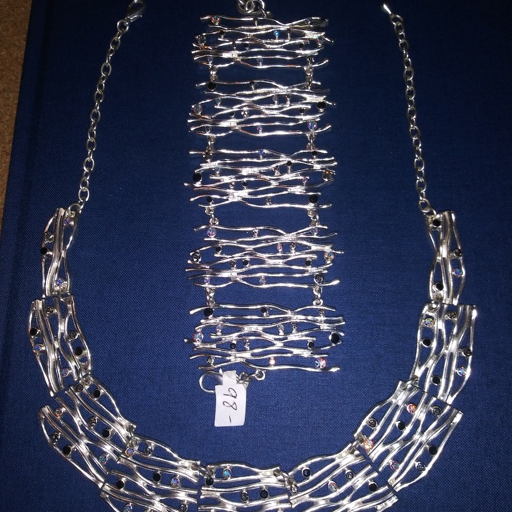 NWT Silver Necklace & Bracelet Set